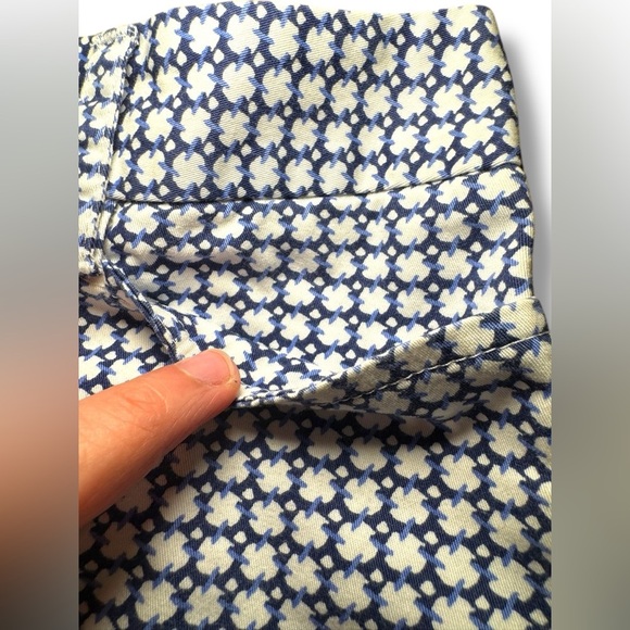 Land's End Fit 2  Bermuda Golf Shorts Geometric White & Blue Style Size 14 EUC - Picture 3 of 11